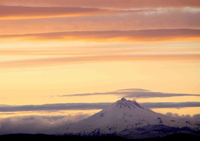 oregon mountains at sunset 