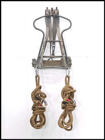 Â¡DARN! Installation detail â€“ old military steel backpack frame, leather, climbing carabiners, rope, tape â€“ various dimensions â€“ backpack approximately 48x33cm â€“ total with ropes: 165x33cm.