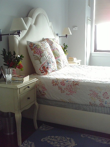 Soothing and serene master bedroom by Jane Interiors NYC, Small Bedroom, Small Bedroom Designer