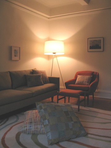 Mid century modern living room by Jane Interiors NYC