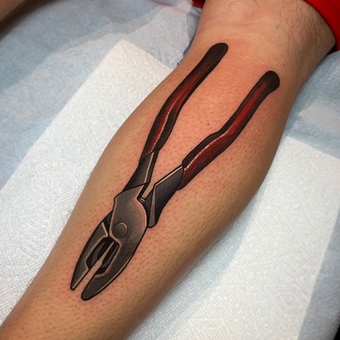 pliers tattoo by tattoo artist dave wah at stay humble tattoo company in baltimore maryland the best tattoo shop in baltimore marylandp