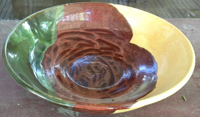 Tricolor bowl with rose-like design in the bottom