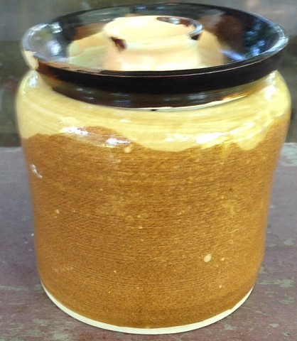 Small lidded amber pot