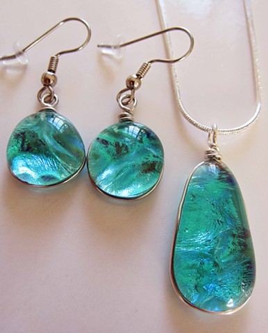 Watery Aqua Drop Set
Details:
Necklace is 1" long and about 5/8" wide
Earrings are about 5/8" wide
