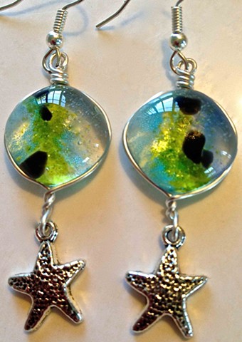 Gaia earrings with Starfish...

details:
1.5" long x 5/8" wide