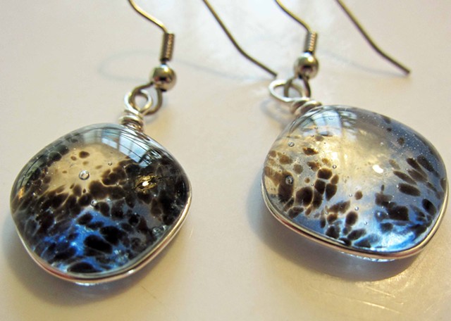 Blue Hole Earrings...

details:
5/8" wide
glass wrapped in silver wire
hypoallergenic ear wires