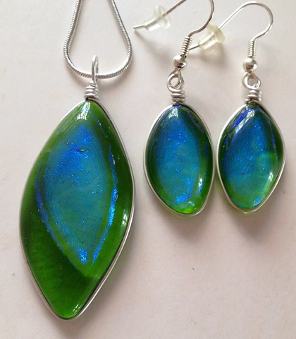 "Green Leaves" necklace & earrings set...

details:
pendant:  top to bottom: 2" x 7/8"
earrings:  1" x 5/8"