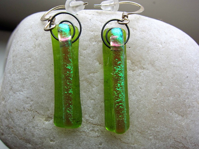 Lime Green Fizzies

details:
fused dichroic glass
1 1/8" long 1/4" wide
come on hypoallergenic ear wires