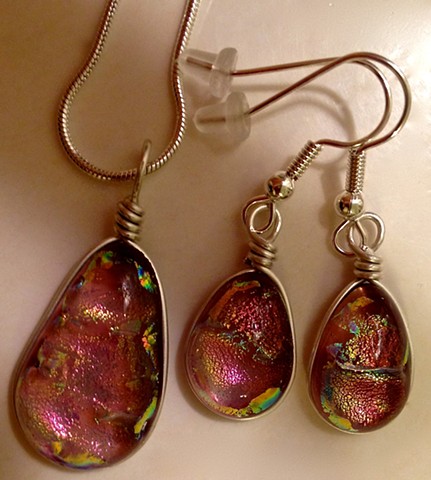 Small Plum Drop set...

details:
Necklace: 1" x .5", wrapped in silver-filled wire;
Earrings:  3/4" tall x 7/16" wide