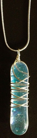 Artifact #801

details:
glass with silver wire wrapped around it...comes on an 18" silver snake chain