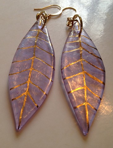 Lavender Iridescent Leaf Earrings...


details:
2.5" x .75"
