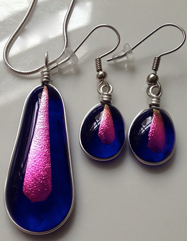Royal Blue Sparkle Drop 
pendant and earrings set

details:
pendant is 1.5" long x 1/2" wide;
comes on 18" classic silver snake chain
earrings are about 3/8" wide and 5/8" tall
wrapped in silver wire and come on hypoallergenic ear wires
