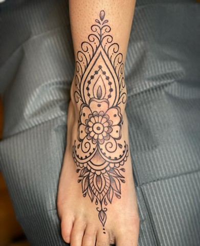 Laura Usowski, female tattoo artist, ct tattoo artist, mehndi tattoo