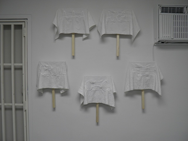 "Pancartas de toallazos"
Toallas de algodon bordadas con hilo blanco
Medidas variables
ed. 1/5