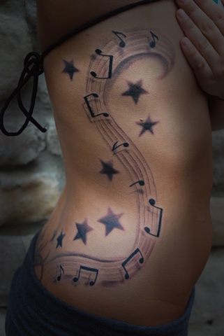 kelly clarkson rib tattoo stars music notes dave zobel 
