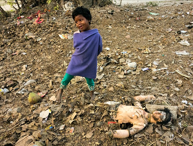 Boy and Fallen Idol, Kolkata, India