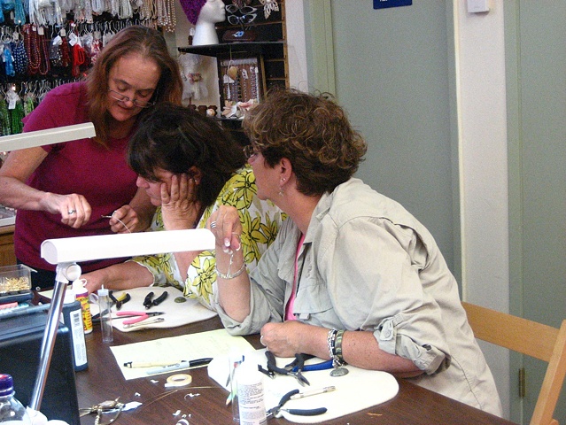 Kelly Plumb teaching wire wrap class for cabochons