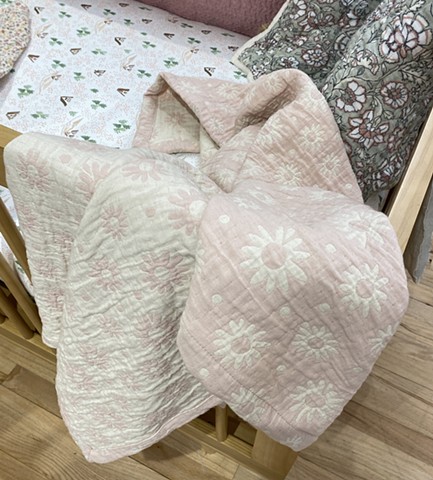 Daisy matelasse reversible blanket