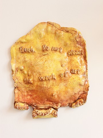 Touch. Do not please the work of art