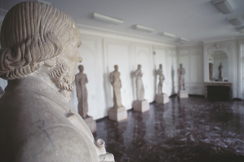 In the IMSS' Hall of the Immortals, altered statues esplore the idea of doctors as Gods