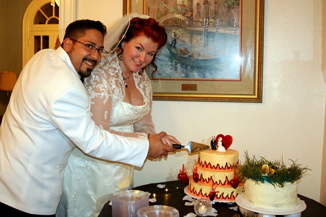 Kat & Joe cut the cake