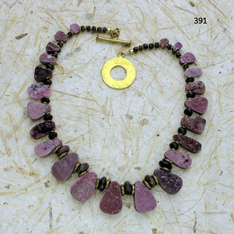 "pretty in pink", cobalto congolese drusies w/ ruby and garnet rondelles, accented with brass findings
(#391)