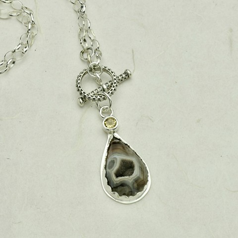 Agate drusy pendant on toggled chain #903