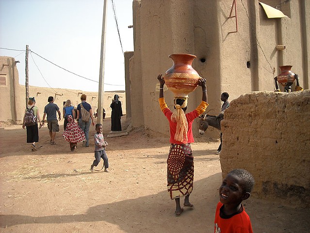 Carrying a Pot in Djenne