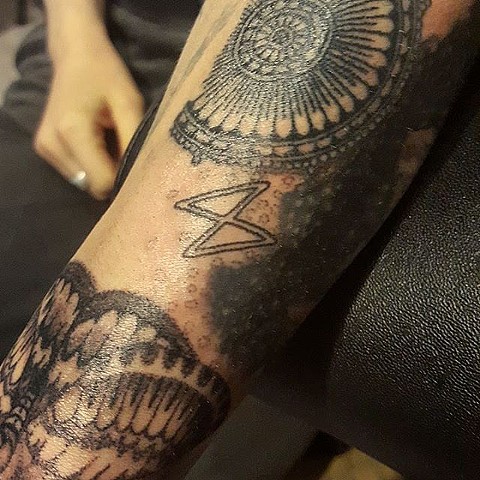 tattoo, handpoking, handpoked, handpoked tattoo, traditional tattoo, rune, rune tattoo, runic, dagaz tattoo