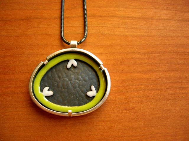 tri-parietal framed necklace