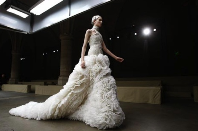 The Bride's Guide Blog:
Martha Stewart Weddings 
Alexander McQueen
March 2011

Image courtesy of Style.com