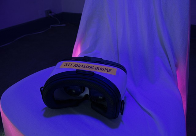 VR headset with invitation for viewer