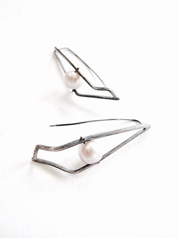 earring silver pearl trap oxidized modern 