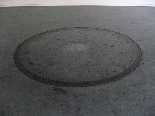 burn out: state dependent memory 
rubber, oil, gallery floor. 
240 cm dia.