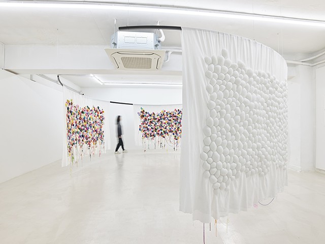 숨쉬는 벽, 스치는 몸 
The Breathing Wall, The Touching Body