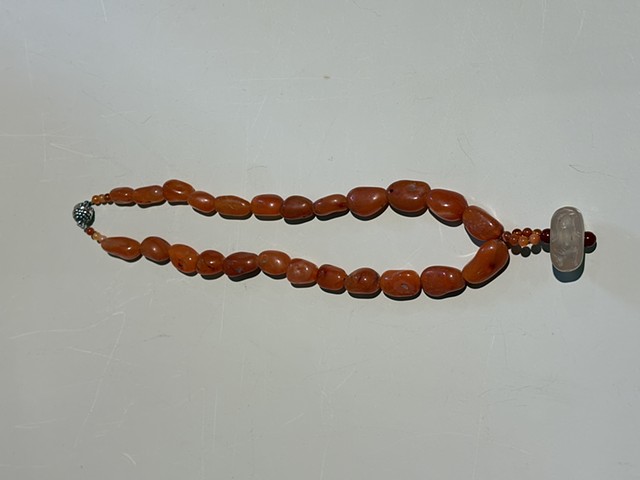 Carnelian beads with a Sassanian intaglio agate pendant (224-651 AD) (25024)