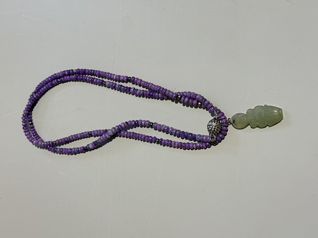 Lepidolite beads with a Vietnamese carved figurine jade pendant (25012)