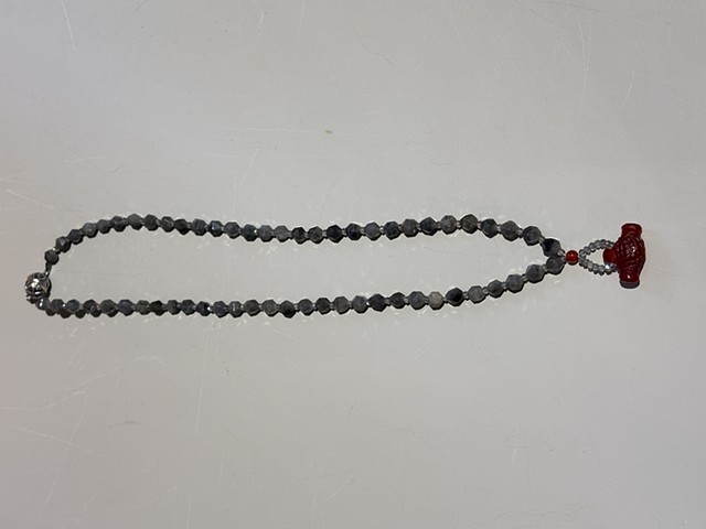 Slate labradorite beads with a hammer carved Sasanian 'good luck' carnelian pendant (550-330 BCE) (25023)