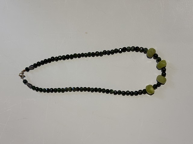 Small jade nephrite with pure jade accent beads (25008)