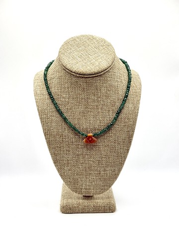 Emerald beads / hammer carved Achaemenid 'good luck' carnelian pendant (550-330 BCE)