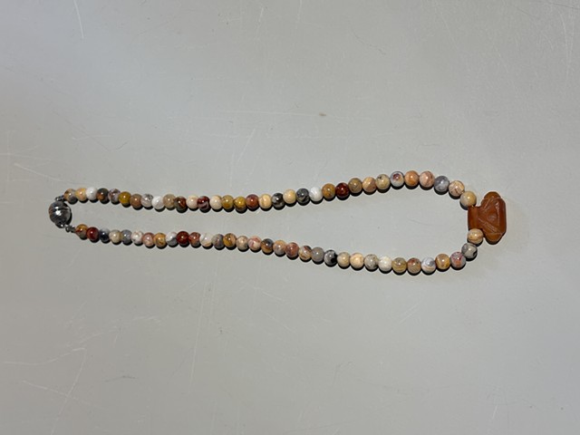 Jasper beads with a hammer carved Achaemenid 'good luck' carnelian pendant (550-330 BCE) (25021)
