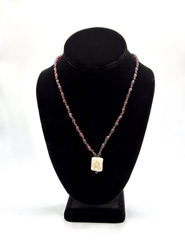 Matte garent, polished garnet / Ancient Roman jade flower