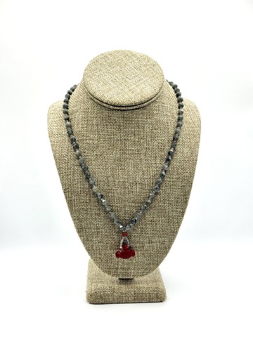 Faceted labradorite / Carnelian hammer carved Achaemenid 'good luck' pendant   (550-330 BCE, Ancient Persia)