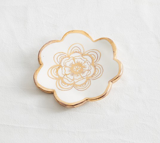 White and gold flower dish