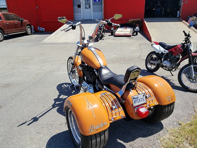 PAINT BY BORDERLINE CUSTOMS / PINSTRIPING  BY E.D.S.