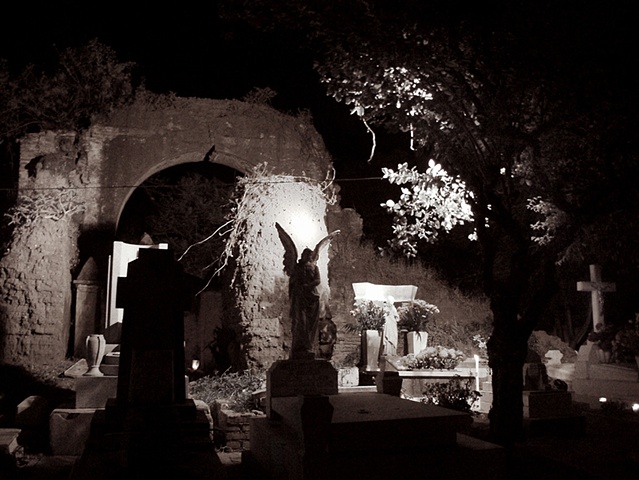 El Pantéon Viejo (old graveyard) in Xoxocotlan awaits visitors