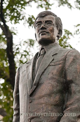 Bronze statue of Honorio Lopez in Manila City by sculptor Toym Imao 
