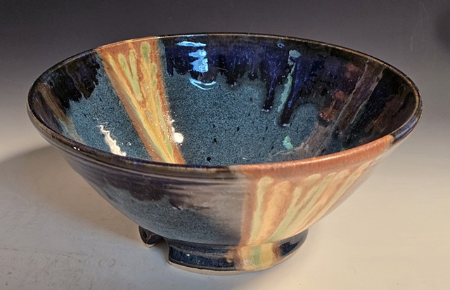 Dark bowl with bright stripe