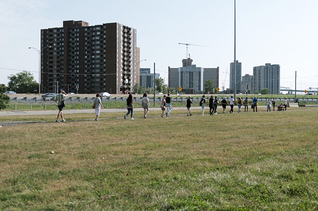 On pique à travers (centre-ville)