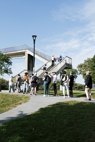 On pique à travers (passerelle début)